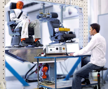 Banco di prova per sedili con manichino in uso Foto del banco di prova per sedili con manichino