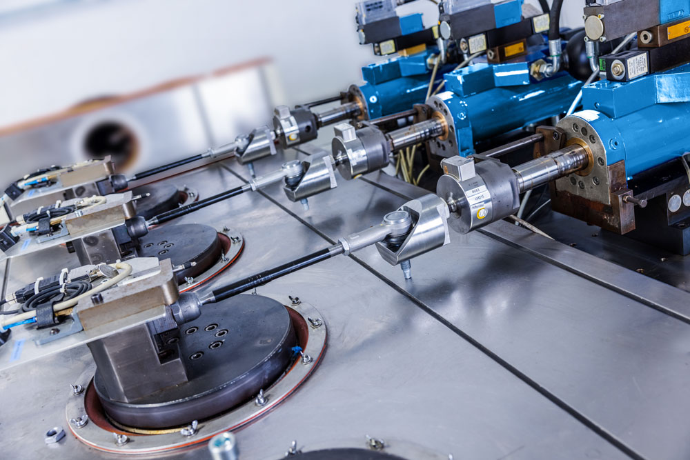 Foto del campo di prova: utilizzo di cilindri idraulici con una pressione di esercizio fino a 320 bar
