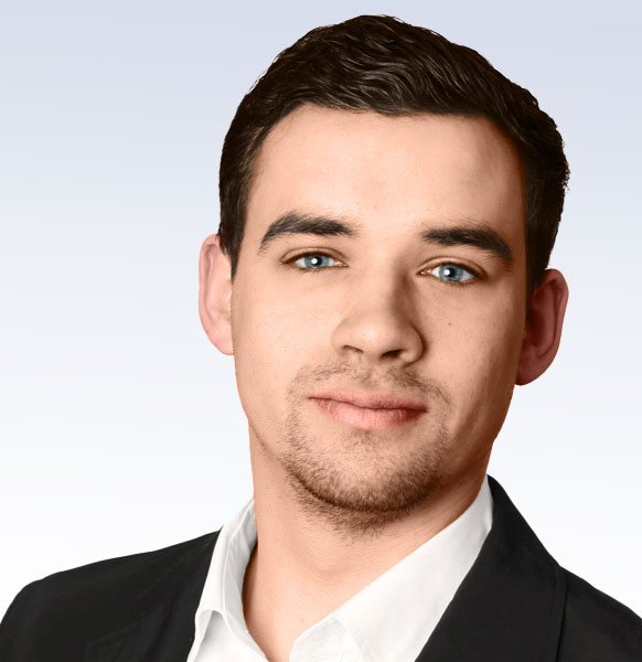 Ritratto di Simon Pöhler - uomo con capelli scuri e barba corta